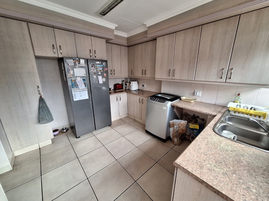 6 Bedroom Property for Sale in Bayview Western Cape